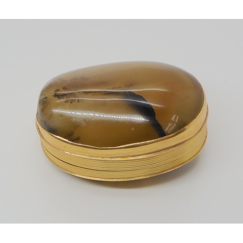 723 - A YELLOW METAL MOUNTED AGATE SNUFF BOXmade from an agate rock chosen to fit nicely in the hand, the ... 