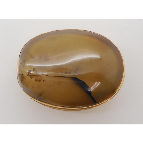 723 - A YELLOW METAL MOUNTED AGATE SNUFF BOXmade from an agate rock chosen to fit nicely in the hand, the ... 