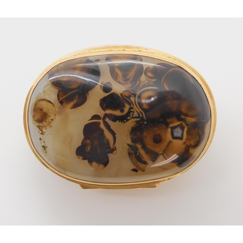 723 - A YELLOW METAL MOUNTED AGATE SNUFF BOXmade from an agate rock chosen to fit nicely in the hand, the ... 