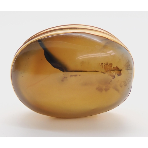 723 - A YELLOW METAL MOUNTED AGATE SNUFF BOXmade from an agate rock chosen to fit nicely in the hand, the ... 