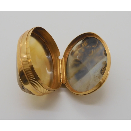 723 - A YELLOW METAL MOUNTED AGATE SNUFF BOXmade from an agate rock chosen to fit nicely in the hand, the ... 