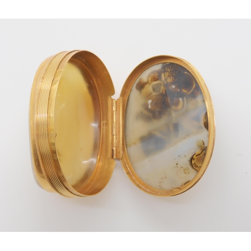 723 - A YELLOW METAL MOUNTED AGATE SNUFF BOXmade from an agate rock chosen to fit nicely in the hand, the ... 