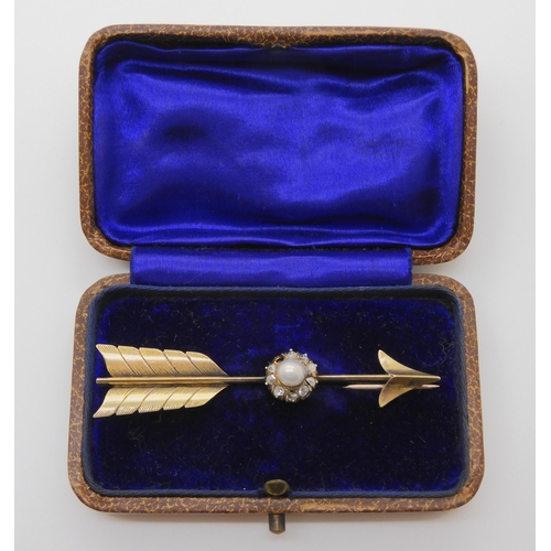 749 - A PEARL AND DIAMOND SET ARROW BROOCHmounted in yellow metal, with engraved detail, a single pearl su... 