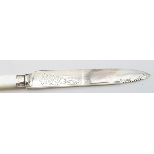 424 - A cased set of silver collared, EPNS bladed and mother of pearl handled fruit knives and forks, the ... 