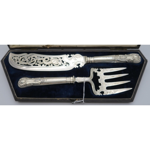 427 - A cased Victorian silver collared fish servers in the kings pattern, with reticulated EPNS blades de... 