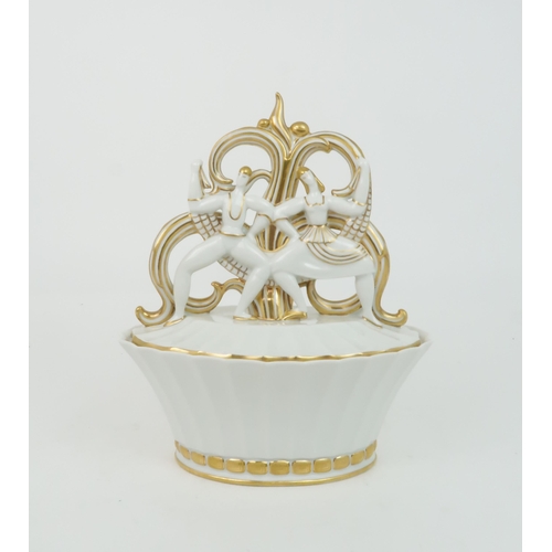 197 - GIO PONTI (1891-1979) FOR RICHARD GINORI A porcelain 