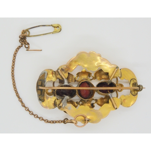 571 - A Victorian yellow metal garnet set brooch (af) length 5cm, weight 8.2gms