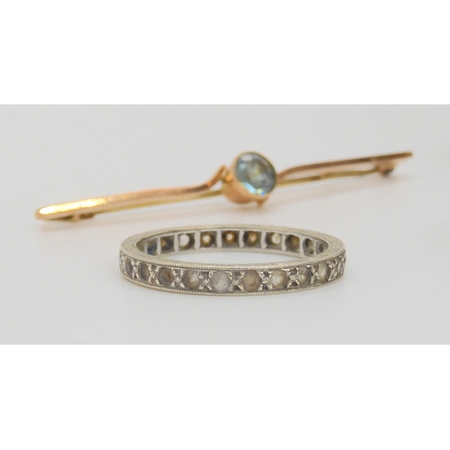 575 - A 9ct bar brooch with a blue gem, a 9ct full eternity ring with clear gems, a banded agate brooch in... 