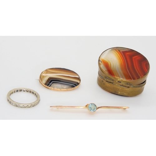 575 - A 9ct bar brooch with a blue gem, a 9ct full eternity ring with clear gems, a banded agate brooch in... 