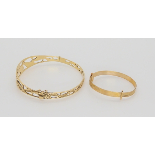 585 - A 9ct gold flower pattern bangle and a 9ct baby's bangle, weight together 12gms 