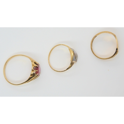 624 - Three 9ct gold rings to include red gem size U1/2, signet ring size O1/2, and onyx set signet ring s... 