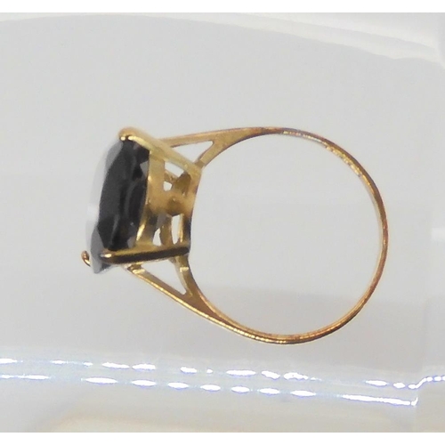 659 - A 9ct gold smokey quartz ring, size M, weight 2.8gms