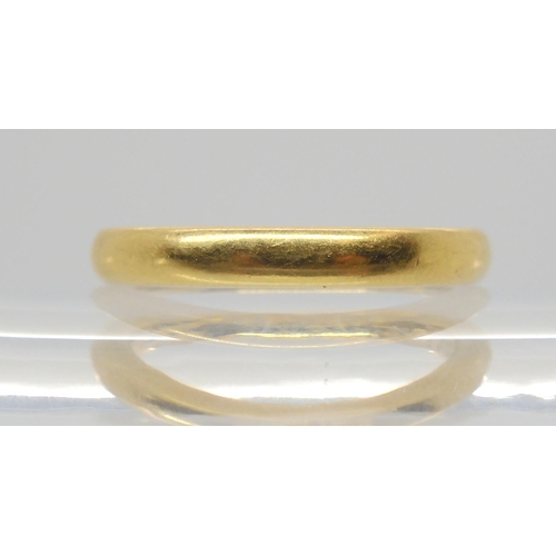 666 - An 18ct gold wedding ring, size I1/2, weight 4gms