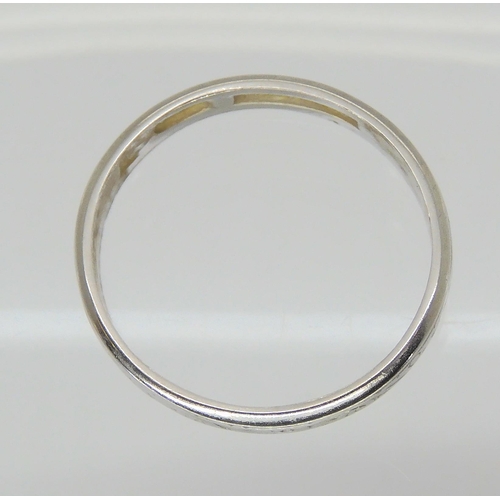 687 - A platinum wedding ring, size L1/2, weight 3.3gms