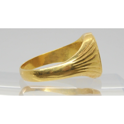 689 - An Italian made 18ct gold signet ring  size X, weight 4.1gms