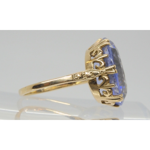 696 - A 9ct gold blue glass gem statement ring, size R, weight 7.6gms