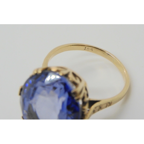 696 - A 9ct gold blue glass gem statement ring, size R, weight 7.6gms