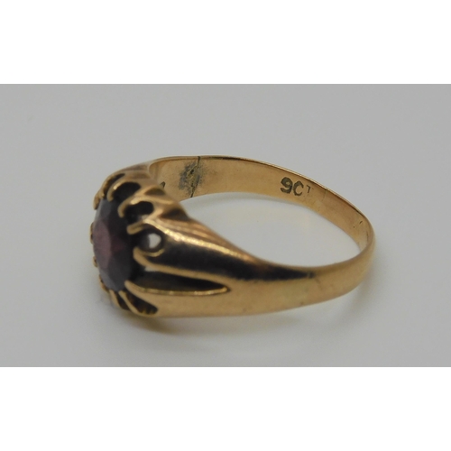 711 - Three 9ct gold rings and an odd earring, weight together 5.8gms. Garnet ring size I, onyx size K1/2,... 