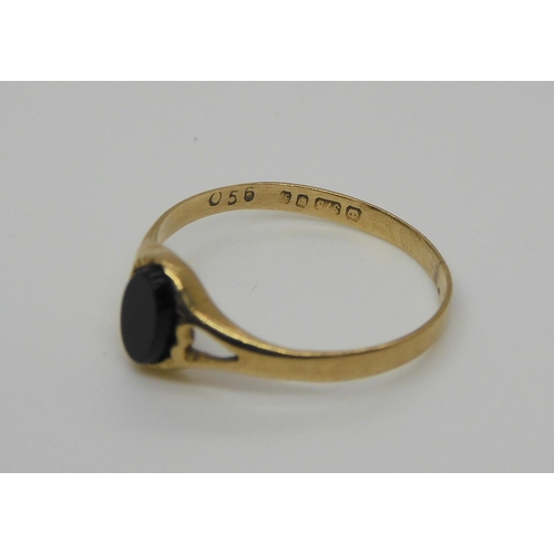 711 - Three 9ct gold rings and an odd earring, weight together 5.8gms. Garnet ring size I, onyx size K1/2,... 