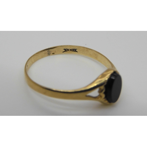 711 - Three 9ct gold rings and an odd earring, weight together 5.8gms. Garnet ring size I, onyx size K1/2,... 