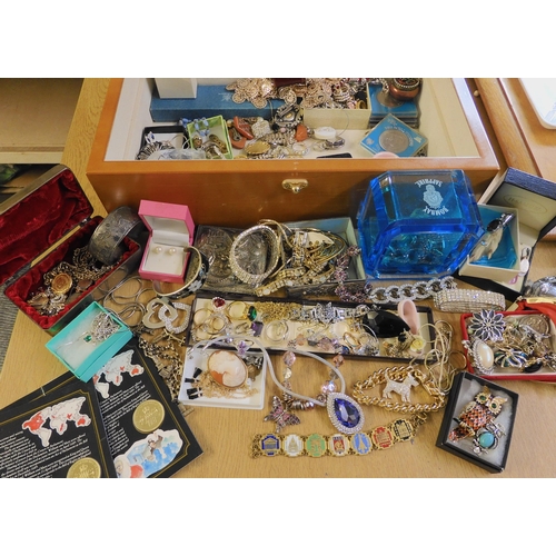 715 - A large collection of vintage and modern costume jewellery and silver in a decorative box