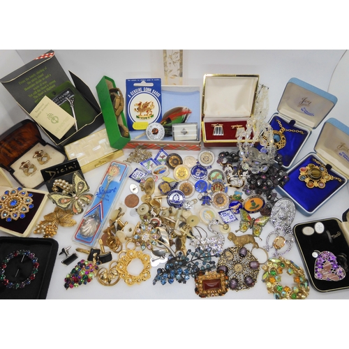 722 - A large collection of vintage costume jewellery to include, Bowling, Police, and dog breeds enamel b... 