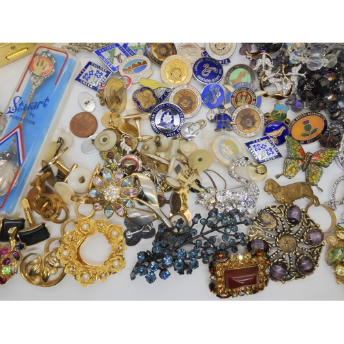 722 - A large collection of vintage costume jewellery to include, Bowling, Police, and dog breeds enamel b... 