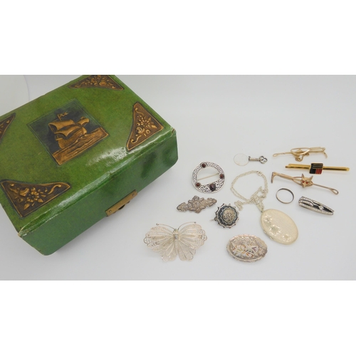 735 - A collection of silver jewellery to include Victorian brooches, a Garnet set Annular brooch etc