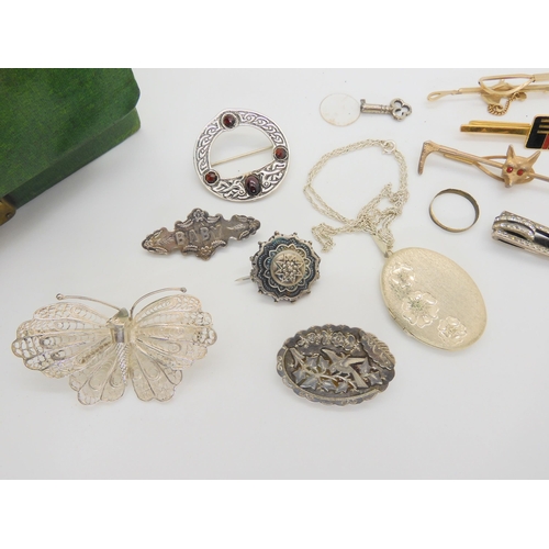 735 - A collection of silver jewellery to include Victorian brooches, a Garnet set Annular brooch etc