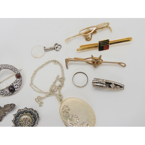 735 - A collection of silver jewellery to include Victorian brooches, a Garnet set Annular brooch etc