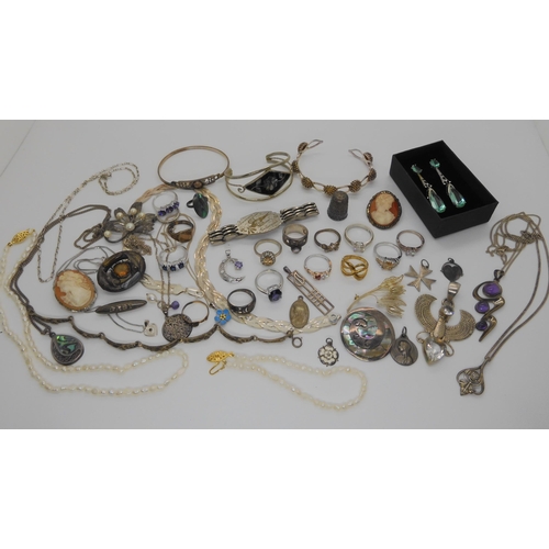 746 - A collection of silver and costume jewellery to include chain, pendants, rings etc