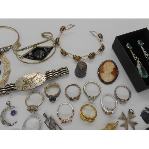 746 - A collection of silver and costume jewellery to include chain, pendants, rings etc