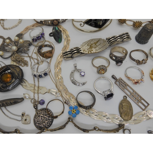 746 - A collection of silver and costume jewellery to include chain, pendants, rings etc