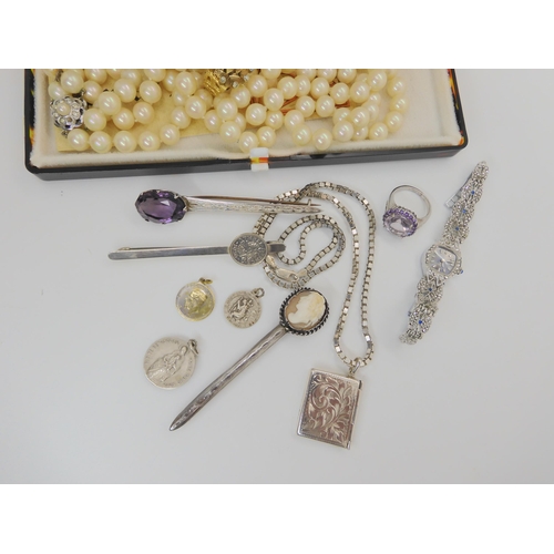 750 - A silver envelope style locket, hallmarked Birmingham 1938, silver and white metal brooches, and a r... 