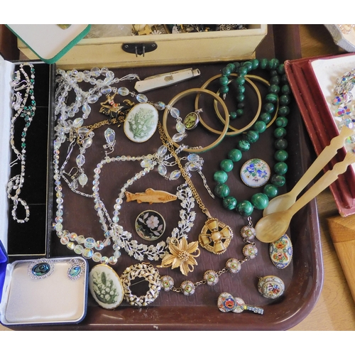 763 - Micro mosaic brooches and a bracelet, a pair of horn spoons, malachite beads, and a good collection ... 