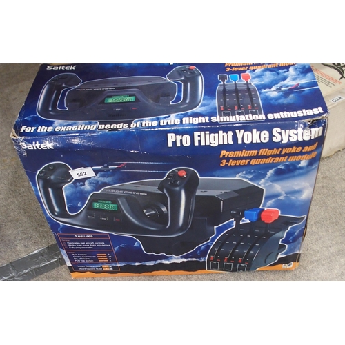 562 - A flight simulator Pro Flight Yoke System by Saitek