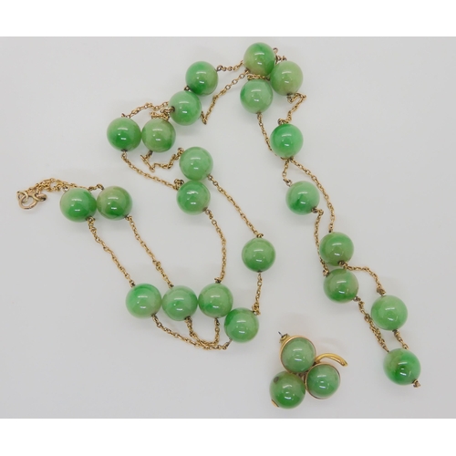 762 - A STRING OF CHINESE GREEN HARDSTONE BEADSlinked with yellow metal chains. each bead is 13.4mm, lengt... 