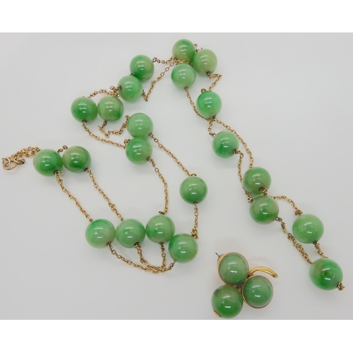 762 - A STRING OF CHINESE GREEN HARDSTONE BEADSlinked with yellow metal chains. each bead is 13.4mm, lengt... 