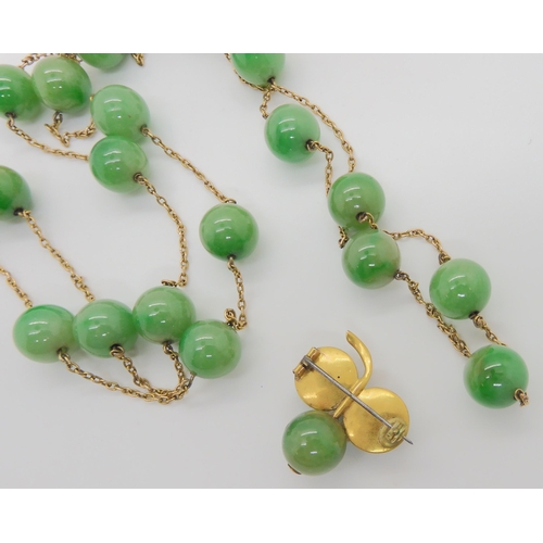 762 - A STRING OF CHINESE GREEN HARDSTONE BEADSlinked with yellow metal chains. each bead is 13.4mm, lengt... 