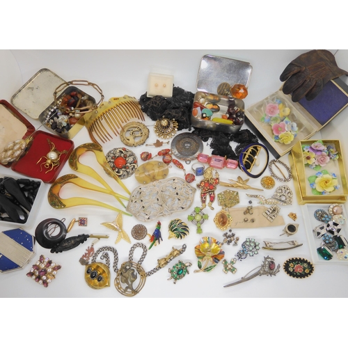 898 - A collection of vintage costume jewellery, to include hair combs, a Bourjois compact, a Coty reps ba... 