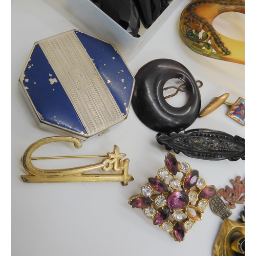 898 - A collection of vintage costume jewellery, to include hair combs, a Bourjois compact, a Coty reps ba... 