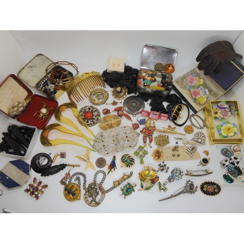 898 - A collection of vintage costume jewellery, to include hair combs, a Bourjois compact, a Coty reps ba... 