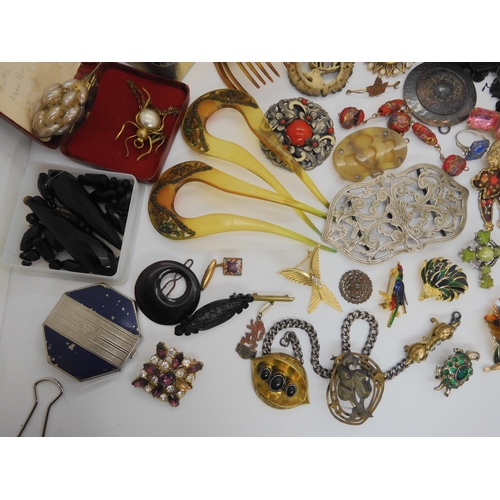 898 - A collection of vintage costume jewellery, to include hair combs, a Bourjois compact, a Coty reps ba... 