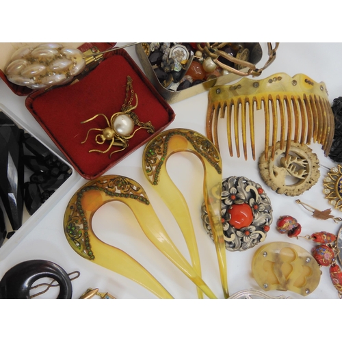 898 - A collection of vintage costume jewellery, to include hair combs, a Bourjois compact, a Coty reps ba... 