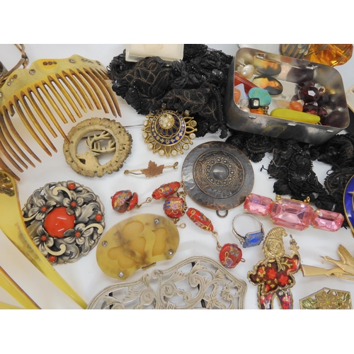 898 - A collection of vintage costume jewellery, to include hair combs, a Bourjois compact, a Coty reps ba... 