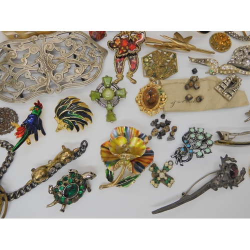 898 - A collection of vintage costume jewellery, to include hair combs, a Bourjois compact, a Coty reps ba... 