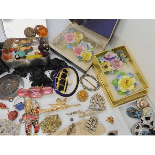 898 - A collection of vintage costume jewellery, to include hair combs, a Bourjois compact, a Coty reps ba... 