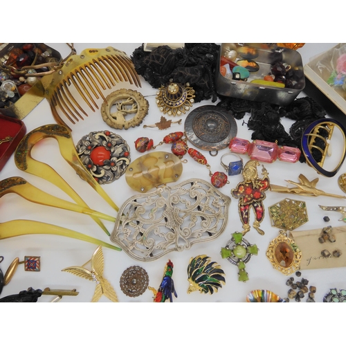 898 - A collection of vintage costume jewellery, to include hair combs, a Bourjois compact, a Coty reps ba... 