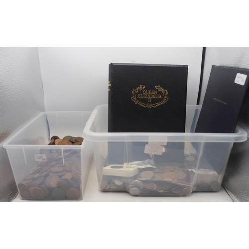 525 - A lot of varied coins comprising commemorative crowns, Queen Elizabeth II coins, British Empire exam... 