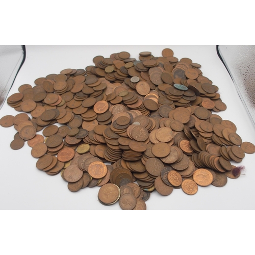 525 - A lot of varied coins comprising commemorative crowns, Queen Elizabeth II coins, British Empire exam... 